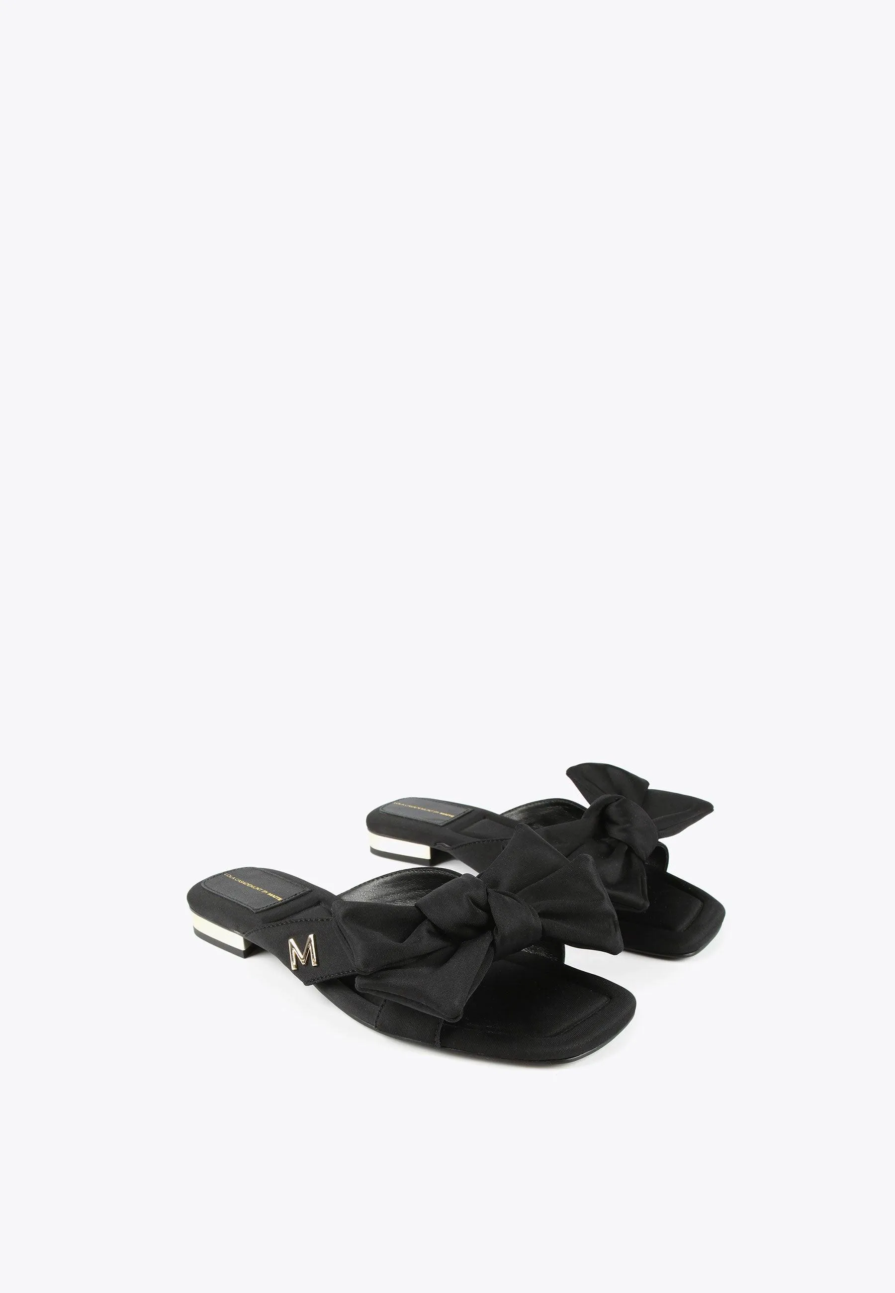 Flat sandals with bow