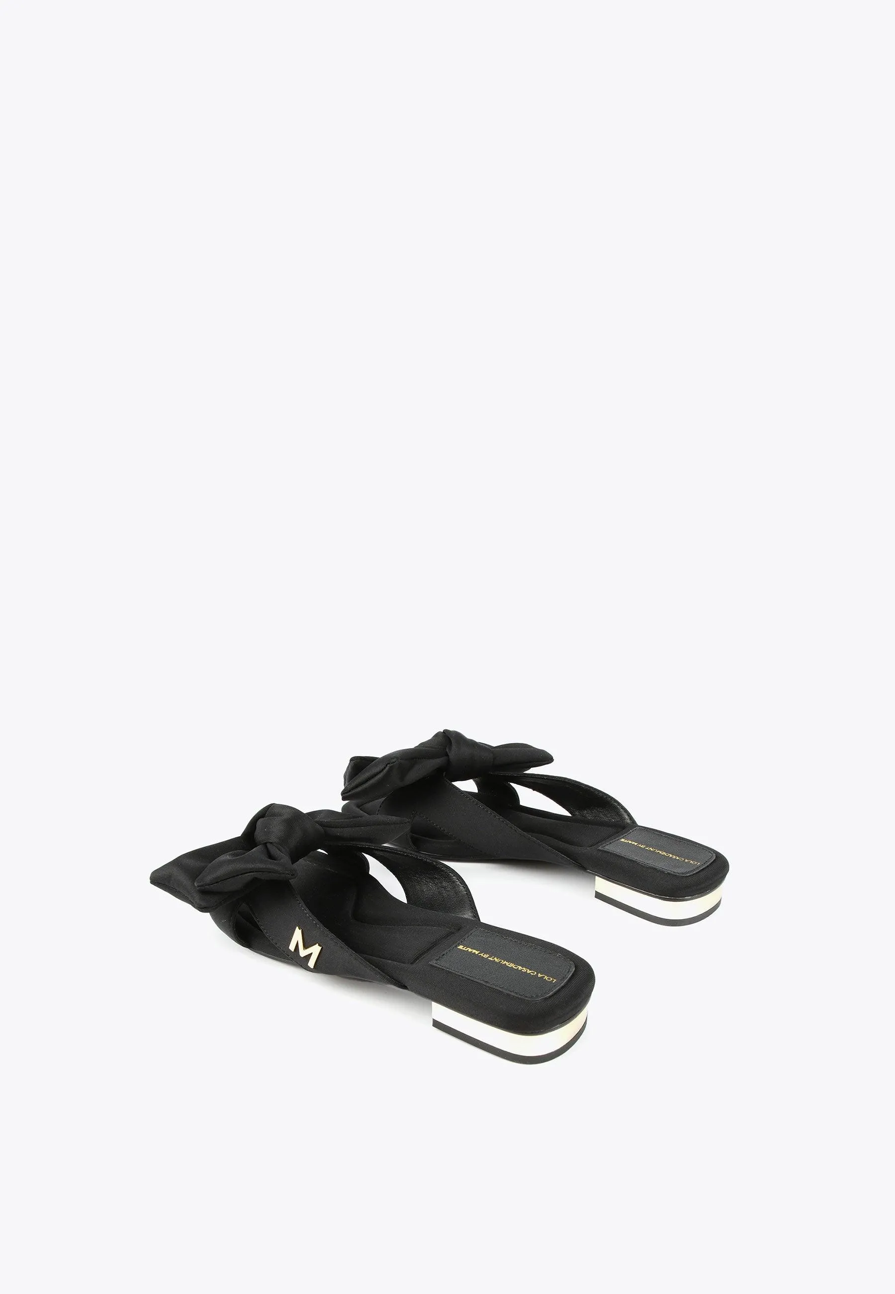 Flat sandals with bow