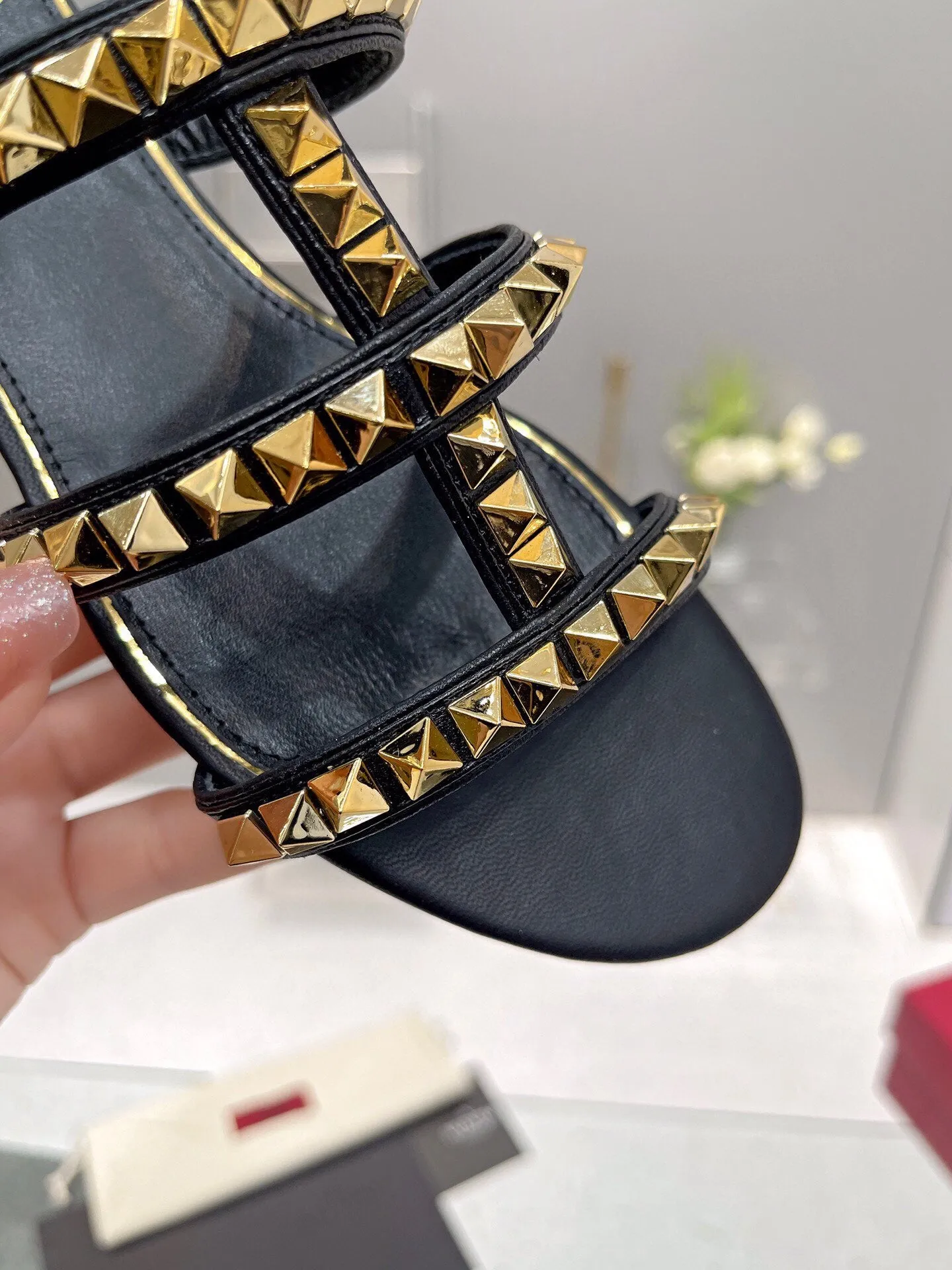 SE910 VLTN Rockstud Flat Sandals / Size5-11