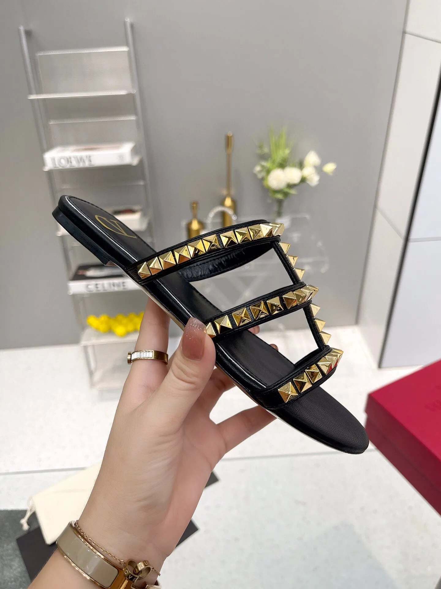 SE910 VLTN Rockstud Flat Sandals / Size5-11